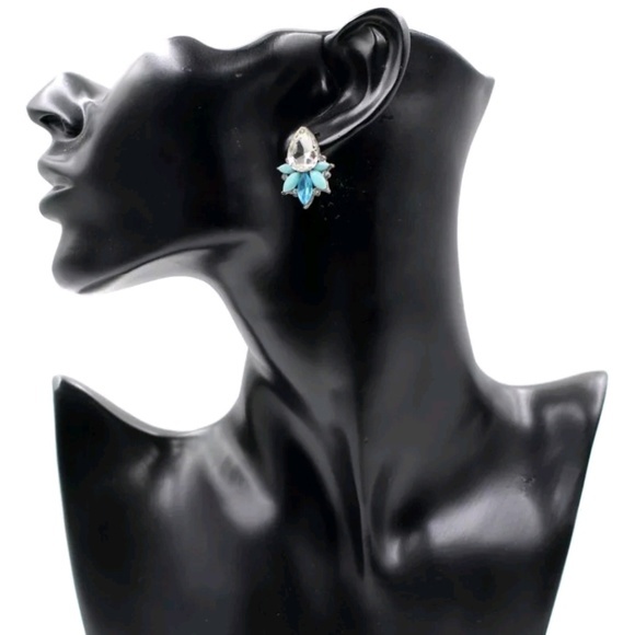 Flower leaf stud earrings - Picture 2 of 4